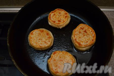 Затем перевернуть сырники с помощью лопатки и жарить 2 минуты с другой стороны (до подрумянивания). После этого их нужно ещё раз перевернуть, выключить огонь, накрыть крышкой и дать сырникам дойти под крышкой в течение 5-7 минут.