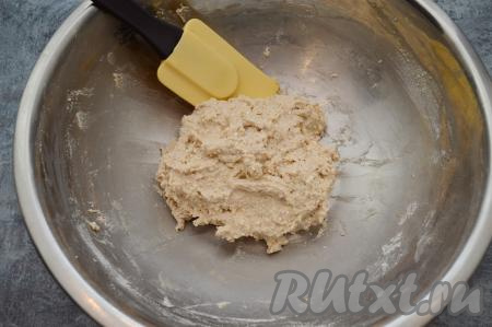 Затем по столовой ложке начать добавлять муку, вмешивая её в творожную массу с помощью лопатки. Муки может потребоваться больше или меньше, всё зависит от влажности творога и размера яйца. Смотрите на консистенцию теста, оно должно быть не забитым мукой, немного влажным, но при этом держаться на лопатке. Мне потребовалось 3 столовых ложки муки.