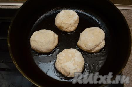 Сырники из творога с корицей выложить на разогретую с растительным маслом сковороду и жарить на среднем огне 2-3 минуты (до румяности).