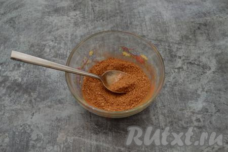 Сахар смешать с корицей.