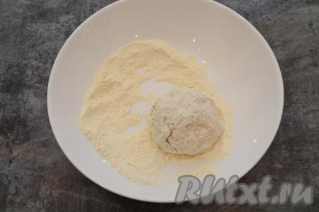 В отдельную тарелку насыпать 1 столовую ложку муки. Зрительно разделить творожную массу на равные части (я разделила на 4 части - именно столько сырников и получится). Влажными руками взять одну часть творожной массы, сформировать сырник и обвалять его со всех сторон в муке.