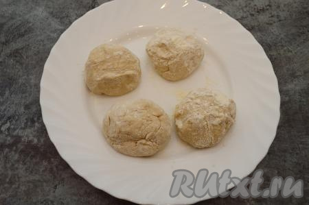 Таким же образом, каждый раз смачивая руки, сформировать и обвалять в муке оставшиеся сырники. Всего у меня получилось 4 сырника.