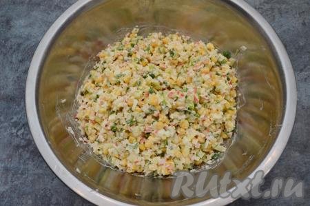 Непосредственно перед подачей салат посолить по вкусу и заправить майонезом.