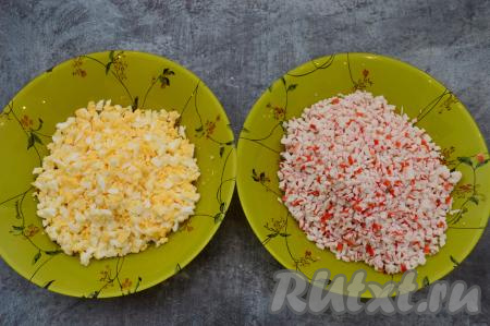 Крабовые палочки и яйца тоже нарезать на маленькие кубики (кубики должны быть примерно такого же размера, как нарезан огурец).