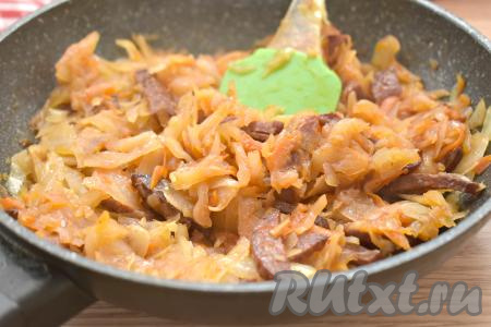 Перемешиваем, продолжаем тушить капусту под крышкой ещё 5-7 минут.