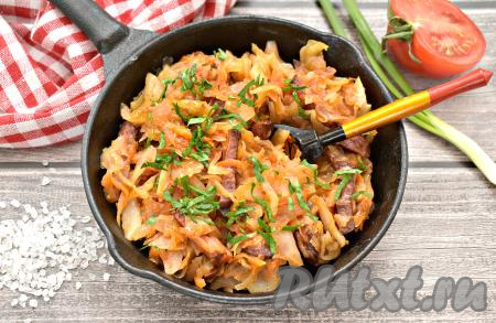 Капуста, тушёная с копчёной колбасой, получилась сочной, вкусной и сытной, при подаче это блюдо можно посыпать измельчённой зеленью.