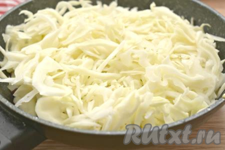 Затем к овощам и колбасе выкладываем нарезанную капусту.