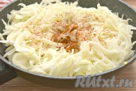 Овощи с колбасой по вкусу солим, перчим. Я добавила ещё молотую паприку, можно положить свои любимые специи или приправы. Перемешиваем. Вливаем 200 миллилитров тёплой кипячёной воды.