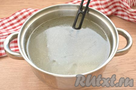 Мясо промываем водой, выкладываем в кастрюлю и заливаем 1,5-2 литрами холодной воды, ставим на огонь. После того как вода закипит, убрав пену, варим бульон до готовности мяса на небольшом огне. Я варила бульон из свинины чуть больше часа после закипания. Но можно сварить бульон из курицы или индейки (на варку потребуется минут 40-45 после закипания воды) или из говядины (на варку после закипания потребуется часа 1,5). Когда мясо станет мягким, достаём его из бульона, даём немного остыть, после этого отделяем от костей. Бульон процеживаем. Мясо, отделённое от костей, возвращаем в бульон, ставим на огонь.