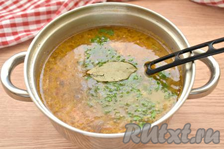 После этого солим, перчим, добавляем нарезанную зелень и лавровый лист, доводим до кипения, провариваем рассольник минуты 2 на небольшом огне. Убираем кастрюлю с огня, накрываем её крышкой и даём супу настояться минут 5-10.