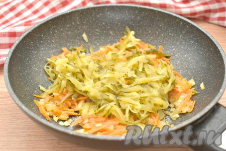К овощам на сковороду выкладываем солёный огурец, натёртый крупной тёркой, перемешиваем и обжариваем 2-3 минуты (до мягкости моркови), помешивая время от времени.