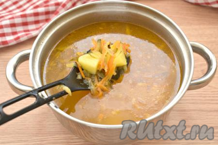 После того как картофель проварится 15 минут (станет достаточно мягким), добавляем в кастрюлю овощи со сковороды, перемешиваем, доводим до кипения и варим рассольник на небольшом огне 5 минут.