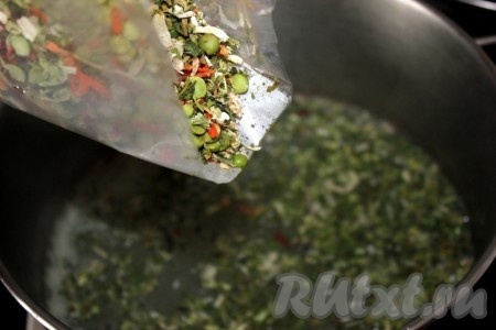 Сварить куриный бульон из воды и куриных бёдер (бедра залить холодной водой и варить 30 минут), бульон процедить, снова довести до кипения и высыпать в него смесь "Суп из зелёного гороха".