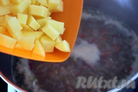 Варить примерно пол часа на среднем огне и затем добавить картофель, нарезанный кубиками.