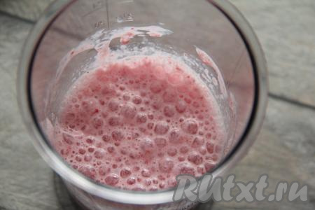 Пробить молоко с клубникой погружным блендером до однородного состояния.
