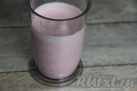 Затем взбить молочно-клубничную смесь миксером с насадкой венчик в течение 5 минут.&nbsp;Посмотрите, как увеличилась масса (примерно в 4 раза). Коктейль прекрасно держит форму.