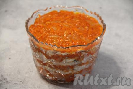 Таким образом собрать слоями рыбу под маринадом, чередуя слои лука с морковью и хека. Поставить салатник с закуской в холодильник, как минимум, на 3-4 часа.