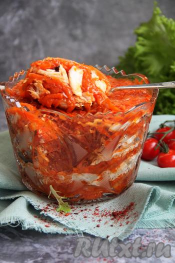 Готовую закуску подать к столу. Хек прекрасно пропитывается маринадом из моркови с луком и становится очень вкусным.