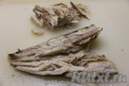 Остывшую рыбку очистить от костей.