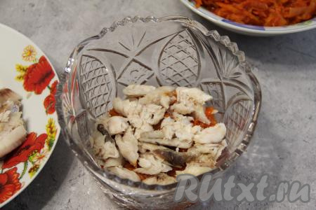 Затем выложить часть филе хека. Я порвала филе на волокна, можно нарезать ножом.