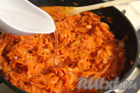 Протушить овощи с томатной пастой 2-3 минуты на небольшом огне. Затем снять с огня и влить уксус. Перемешать овощной маринад, переложить в тарелку и остудить.