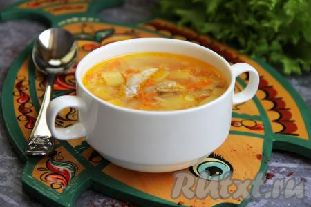 Аппетитную, вкусную и достаточно сытную уху из хека разлить по тарелкам и подать к столу.