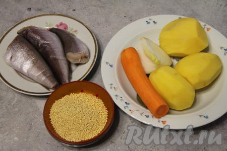 Подготовить продукты для приготовления ухи из хека. Почистить картошку, лук и морковь. Очищенный картофель, чтобы не потемнел, залить водой и отставить пока в сторону. Хека промыть водой, удалить голову и внутренности, ещё раз хорошо промыть водой. Пшено тщательно промыть (я выложила пшено в сито и промыла под проточной водой), дать стечь лишней воде.
