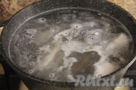 Рыбу выложить в кастрюлю и залить 2,5 литрами воды, поставить на сильный огонь. После закипания, сняв пенку, варить хека на небольшом огне 15 минут. Затем аккуратно достать рыбку, дать немного остыть и отделить мякоть от костей.