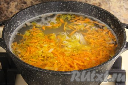 Когда картошка с пшеном проварятся 15 минут, добавить в кастрюлю обжаренные овощи, филе хека и лавровый лист, дать ухе закипеть, а после этого варить её на небольшом огне минут 7.