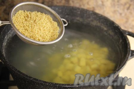 Пока хек остывает, в кипящий рыбный бульон выложить картошку, нарезанную на средние кубики, и промытое пшено, дать закипеть, а затем варить на небольшом огне 15 минут.&nbsp;