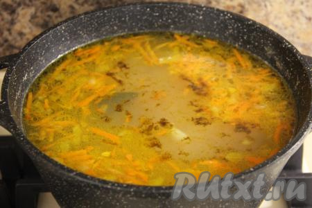 В конце приготовления посолить уху, добавить любые специи, проварить 2-3 минуты, а затем снять с огня.