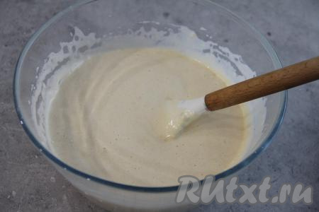 Муки может потребоваться немного больше или меньше, главное - ориентируйтесь на консистенцию теста, оно должно получиться не густым и очень воздушным.