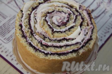 Разрезать корж на 4 полоски в длину. Ширина полосок должна быть примерно равная. У меня получилось 4 полоски шириной около 7-8 сантиметров. Свернуть вначале одну полоску с начинкой в плотный рулетик, а затем остальные полоски обернуть вокруг рулетика, формируя торт в виде спирали, как на фото.&nbsp;