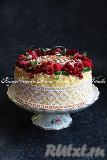С готового торта снять кольцо и украсить по желанию. Я присыпала торт натёртым шоколадом и украсила ягодками. Вот такой красивый торт диаметром 20 сантиметров у меня получился.