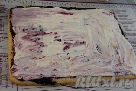 Затем поверх ягодной прослойки выложить крем и равномерно распределить.&nbsp;