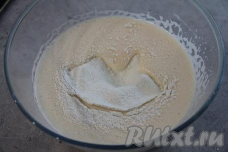 Во взбитую яичную массу добавить разрыхлитель, частями всыпать просеянную муку, каждый раз вмешивая муку с помощью лопатки до получения однородного теста.&nbsp;