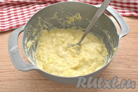 Картофельное тесто для драников должно получиться вязким, в меру густым.