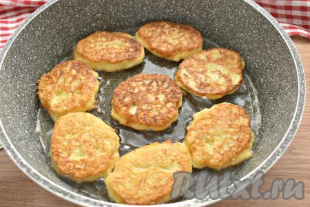 Жарим картофельные драники примерно по 4 минуты с каждой стороны. Драники должны хорошо подрумяниться с двух сторон. Всего у меня получилось 9 драников. После жарки драники можно выложить на бумажные полотенца, чтобы удалить излишки масла.