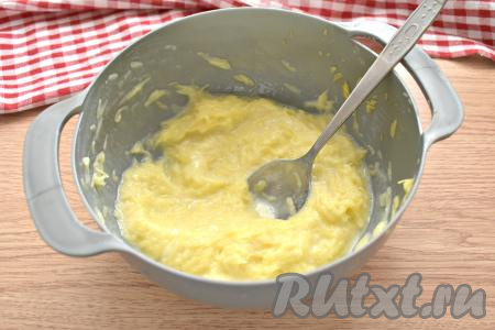 Тщательно перемешиваем картофельную массу, она получится не очень густой.