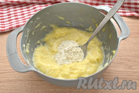 В картофельную массу добавляем по 1 столовой ложке муки, тщательно вмешивая её в тесто. Добавляя муку, важно ориентироваться на густоту замешиваемого картофельного теста.