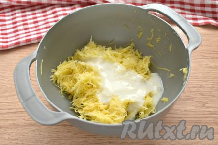 Затем получившуюся картофельную массу перекладываем в объёмную миску, вливаем кефир.