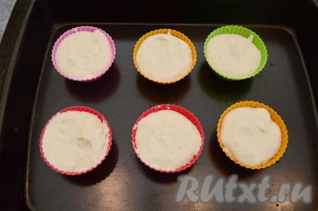 Разложить творожно-банановое тесто по формочкам, заполняя их практически до верха (буквально немного не доходя до бортиков формы). Я использовала силиконовые формы для маффинов, предварительно их маслом не смазывала. Если у вас формы металлические, тогда обязательно промажьте их небольшим количеством растительного масла, чтобы готовое суфле легко отделялось от формы.