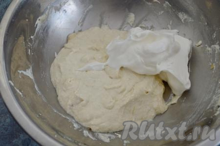 Пока набухает манка, в отдельной сухой посуде нужно взбить миксером яичный белок с сахаром до получения плотной белой массы (до стойких пиков). Банан для приготовления суфле я взяла сладкий, поэтому взбивала белок с 1 столовой ложкой сахара. Но если у вас банан не сладкий, тогда белок можно взбивать с 2 столовыми ложками сахара. Добавить взбитый белок в миску с однородной творожно-банановой массой.