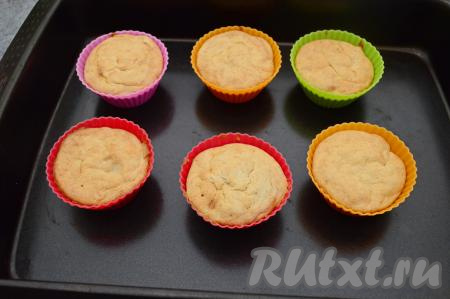 Выпекать творожно-банановое суфле 20-25 минут. Я выпекала 23 минуты. Во время выпечки суфле немного увеличится в размерах, но по мере остывания готовое суфле опадёт - это нормально. Готовность можно проверить сухой деревянной зубочисткой (она должна выходить сухой при прокалывании готового суфле).