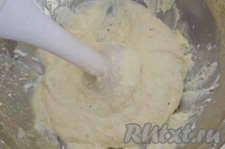 При помощи погружного блендера (или вилки) перетереть содержимое миски в однородную массу. Дать постоять минут 5-7, чтобы манка набухла.