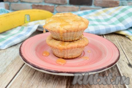 Нежнейшее, воздушное, просто тающее во рту творожно-банановое суфле можно подать и тёплом, и в остывшем виде. Я подала с жидким мёдом, получилось очень вкусно.