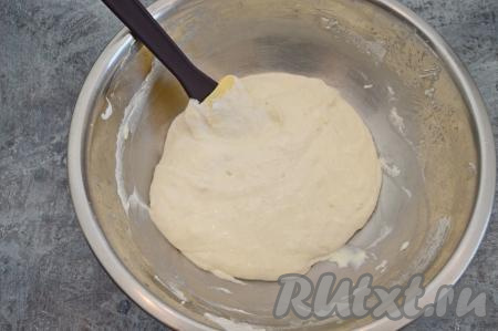 Аккуратно при помощи лопатки движениями снизу вверх вмешать яичный белок в творожно-банановую массу. Тесто для суфле получится однородным, воздушным, не густым.