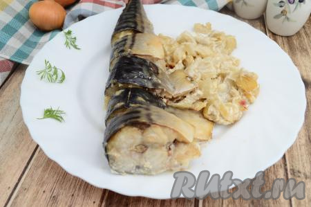Достать скумбрию из духовки и подать к столу вместе с запечённым луком и гарниром из риса или картофеля. Лучок получается полностью готовым, но при этом не разваренным, достаточно сладким, он отлично дополняет вкус рыбы. Скумбрия, благодаря майонезу, становится нежнейшей, достаточно сочной, в меру солёной. Приготовьте это простое блюдо и вы будете приятно удивлены его насыщенным вкусом!
