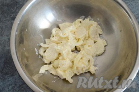 Нарезанный лук переложить в миску, добавить майонез, перемешать. Я дополнительно лук не подсаливала, соли хватило от майонеза.