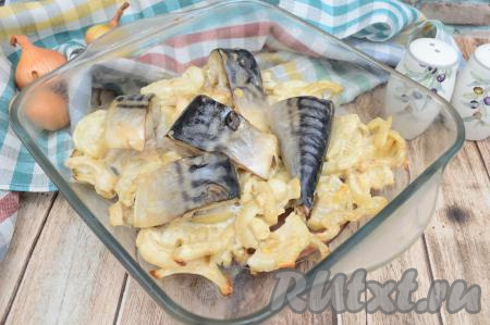 Запекать скумбрию на луковой подушке в разогретой духовке в течение 30-35 минут при температуре 180 градусов.